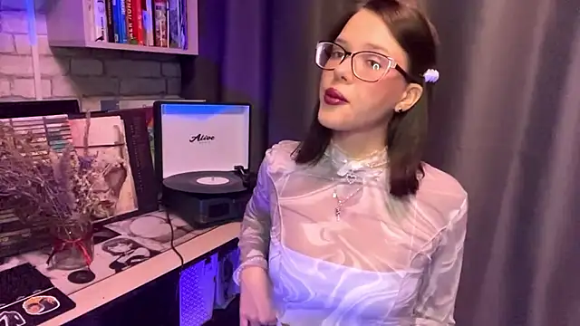 Snapshot of SarahHunnye chatting on March 17, 10:18 am SarahHunnye online show from March 17, 10:18 am