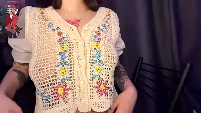 Snapshot of SarahHunnye chatting on March 27, 12:27 am SarahHunnye online show from March 27, 12:27 am