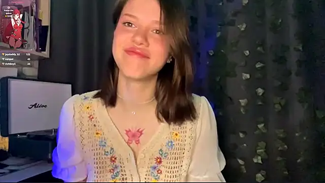 Snapshot of SarahHunnye chatting on April 13, 12:49 am SarahHunnye online show from April 13, 12:49 am