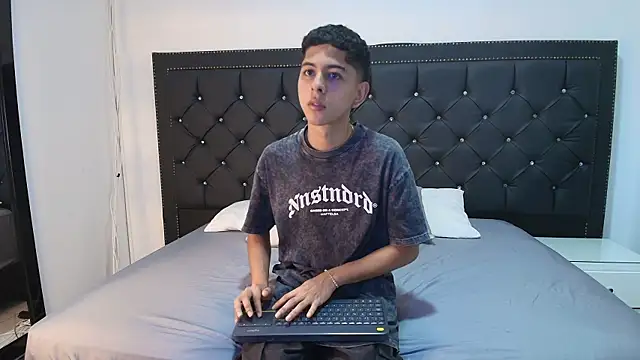 NohaDrake online show from April 6, 8:43 pm