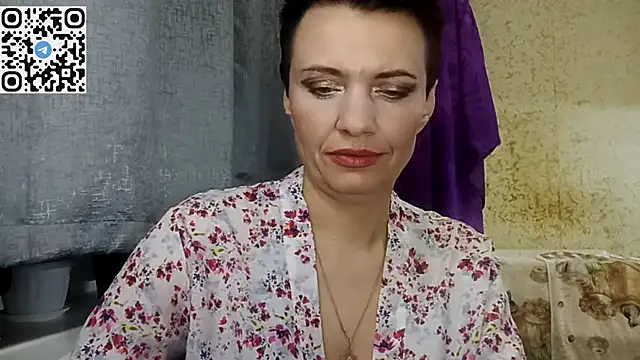 Snapshot of HotMamaQueen234 chatting on April 1, 9:12 pm HotMamaQueen234 online show from April 1, 9:12 pm