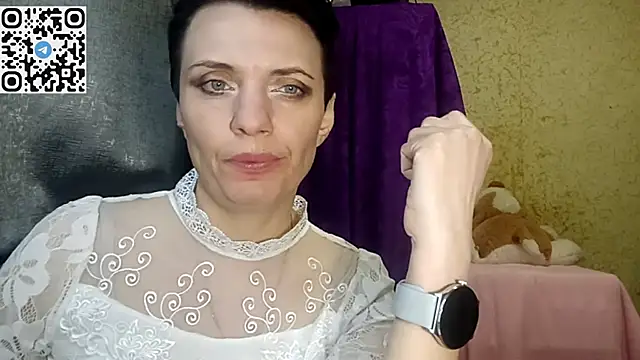 Snapshot of HotMamaQueen234 chatting on April 5, 5:54 pm HotMamaQueen234 online show from April 5, 5:54 pm