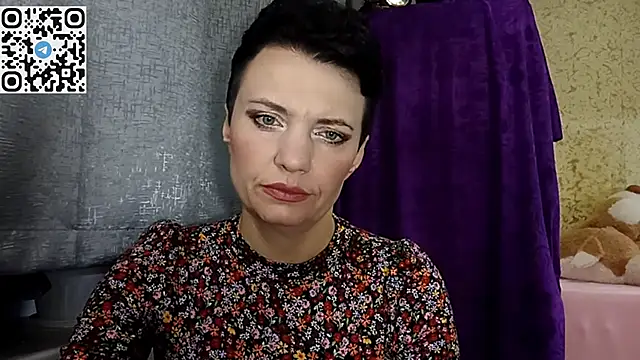 Snapshot of HotMamaQueen234 chatting on April 6, 7:15 pm HotMamaQueen234 online show from April 6, 7:15 pm