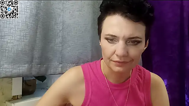 Snapshot of HotMamaQueen234 chatting on April 27, 3:54 pm HotMamaQueen234 online show from April 27, 3:54 pm