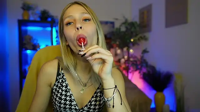 Snapshot of Luna_Grace18 chatting on March 26, 2:11 pm Luna Grace18 online show from March 26, 2:11 pm