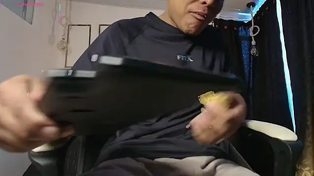 Snapshot of Cesar-Mendoza chatting on March 27, 1:11 pm Cesar-Mendoza online show from March 27, 1:11 pm