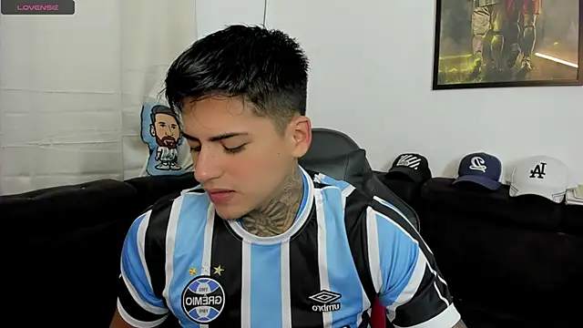 sweetlatinoboy online show from April 23, 11:42 am