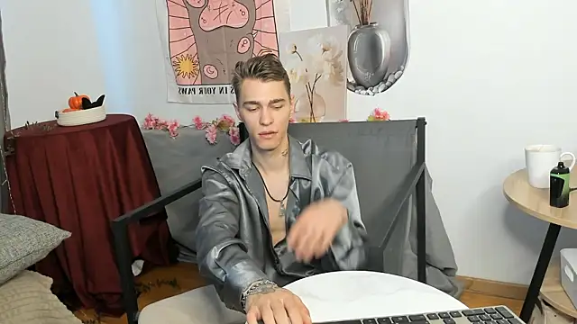 Snapshot of Shadow_blink chatting on March 25, 12:11 pm Shadow blink online show from March 25, 12:11 pm