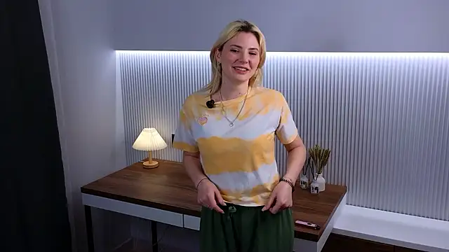 Snapshot of BeeKoci chatting on March 23, 5:17 pm BeeKoci online show from March 23, 5:17 pm