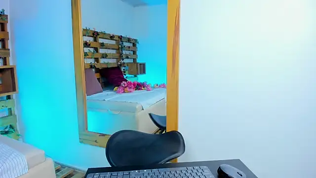 Ashley Benoit online show from March 27, 1:33 pm