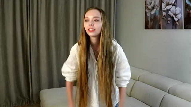 Snapshot of HermaFrain chatting on April 4, 8:39 pm HermaFrain online show from April 4, 8:39 pm