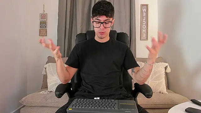 Snapshot of etham_wolf1 chatting on March 25, 5:41 pm etham wolf1 online show from March 25, 5:41 pm