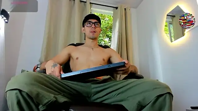 Snapshot of etham_wolf1 chatting on June 20, 5:27 pm etham wolf1 online show from June 20, 5:27 pm