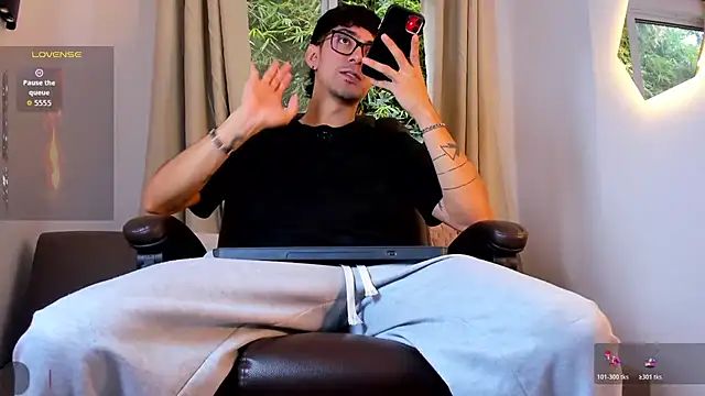 Snapshot of etham_wolf1 chatting on July 11, 6:32 pm etham wolf1 online show from July 11, 6:32 pm
