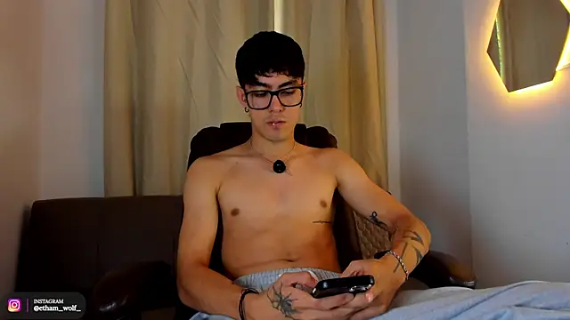 Snapshot of etham_wolf1 chatting on July 30, 6:51 pm etham wolf1 online show from July 30, 6:51 pm