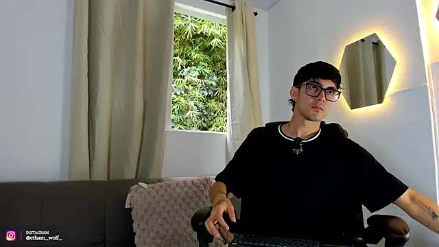Snapshot of etham_wolf1 chatting on August 1, 6:07 pm etham wolf1 online show from August 1, 6:07 pm