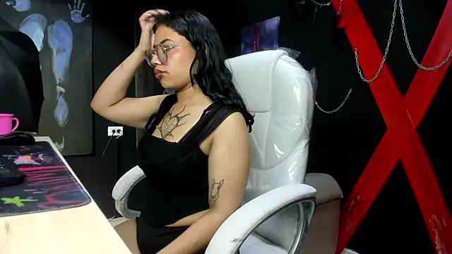 Snapshot of AryahMoonn chatting on March 27, 3:12 am AryahMoonn online show from March 27, 3:12 am