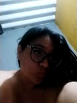 Snapshot of LatinSquirtBaby chatting on May 19, 1:33 am LatinSquirtBaby online show from May 19, 1:33 am