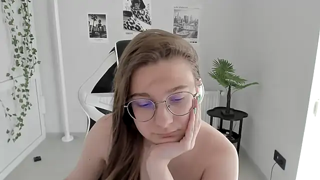 Snapshot of Mia_kristal chatting on June 24, 8:13 am Mia kristal online show from June 24, 8:13 am