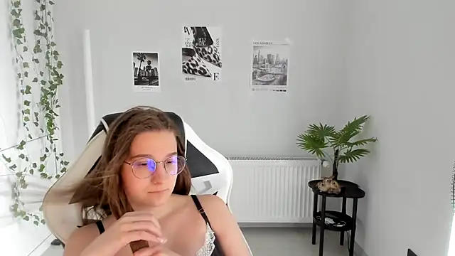 Snapshot of Mia_kristal chatting on July 21, 8:27 am Mia kristal online show from July 21, 8:27 am