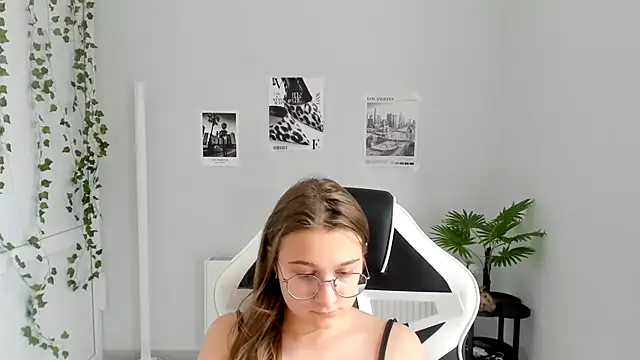 Snapshot of Mia_kristal chatting on July 25, 8:45 am Mia kristal online show from July 25, 8:45 am