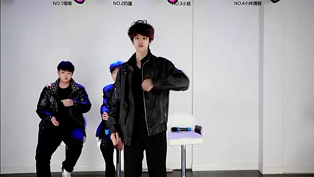 Snapshot of handsomeboy-002 chatting on March 19, 11:25 am handsomeboy-002 online show from March 19, 11:25 am