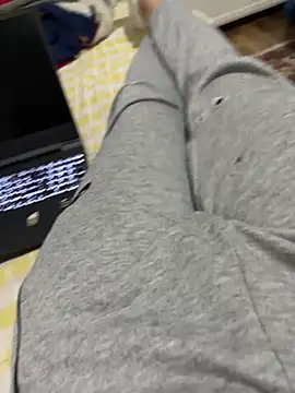 Snapshot of Emirr10 chatting on April 7, 5:24 pm Emirr10 online show from April 7, 5:24 pm