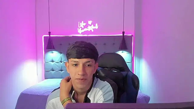 Snapshot of AdrianFranko chatting on March 17, 3:37 pm AdrianFranko online show from March 17, 3:37 pm