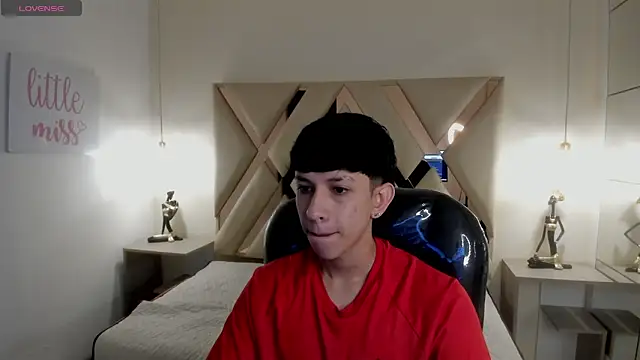 Snapshot of AdrianFranko chatting on March 21, 12:32 pm AdrianFranko online show from March 21, 12:32 pm