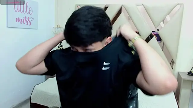 Snapshot of AdrianFranko chatting on March 24, 12:43 pm AdrianFranko online show from March 24, 12:43 pm