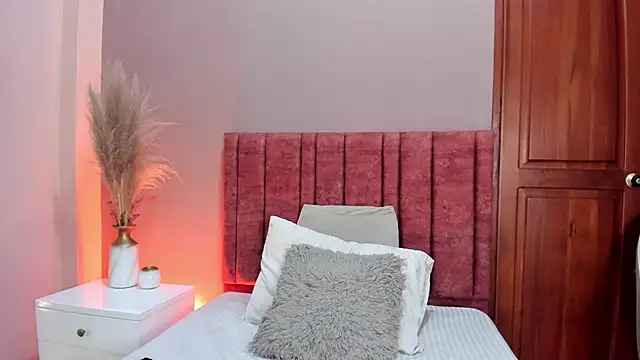 JuliethDior online show from March 27, 6:40 pm