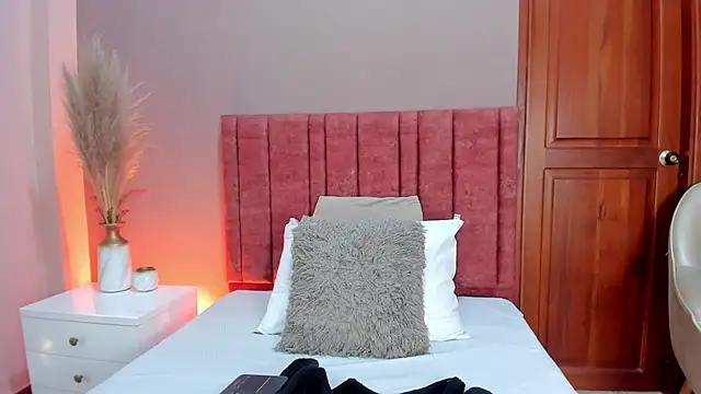 JuliethDior online show from March 28, 6:29 pm