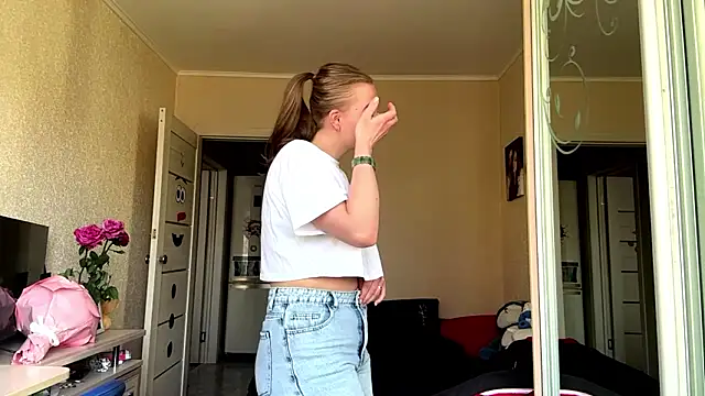 Snapshot of Elle_GrEat chatting on March 30, 7:09 am Elle GrEat online show from March 30, 7:09 am