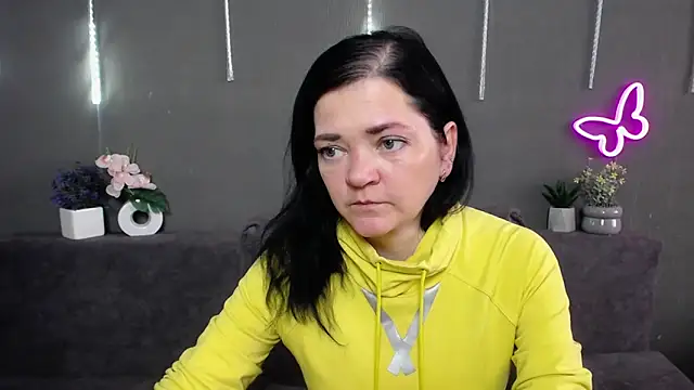 Snapshot of LauraFinn chatting on March 25, 7:14 am LauraFinn online show from March 25, 7:14 am