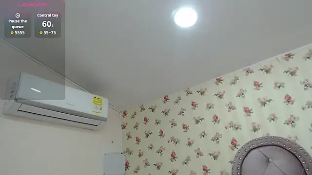 Snapshot of crystal_watson0 chatting on April 21, 1:39 pm crystal watson0 online show from April 21, 1:39 pm