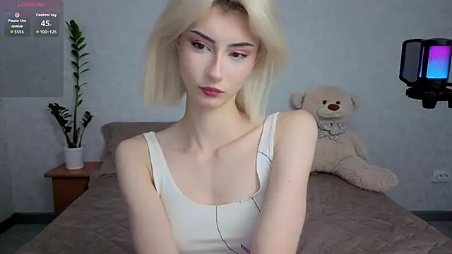 kittysocutie online show from June 11, 2:53 am