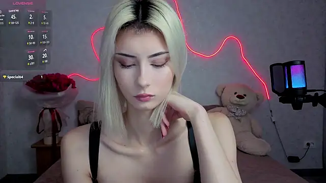 kittysocutie online show from June 24, 1:26 am