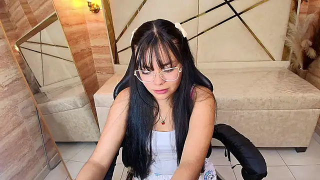 Snapshot of Aisha_Leenss_r chatting on March 19, 7:51 pm Aisha Leenss r online show from March 19, 7:51 pm