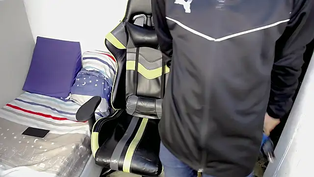 Snapshot of Mathias_twinkk chatting on March 23, 8:24 pm Mathias twinkk online show from March 23, 8:24 pm