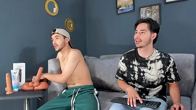 Snapshot of ReubenandScott chatting on March 18, 8:01 pm ReubenandScott online show from March 18, 8:01 pm