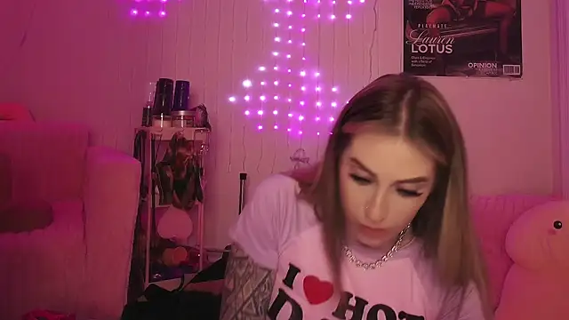 Snapshot of laurenlotus chatting on July 25, 1:04 am laurenlotus online show from July 25, 1:04 am