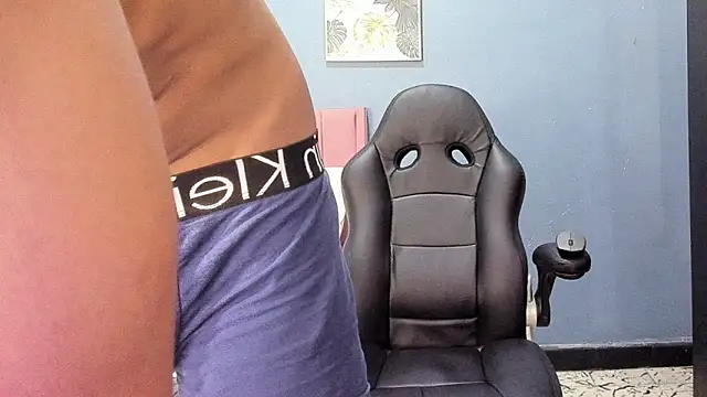 Snapshot of tom_strong1 chatting on March 29, 12:10 am tom strong1 online show from March 29, 12:10 am