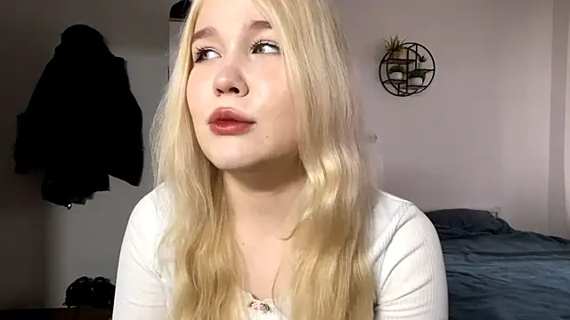 Snapshot of FreyaLoveLove chatting on March 24, 11:15 am FreyaLoveLove online show from March 24, 11:15 am