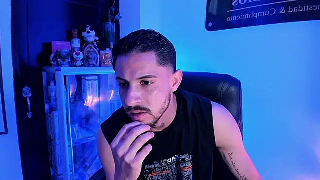 Snapshot of clark_kent_ chatting on March 19, 7:51 pm clark kent online show from March 19, 7:51 pm