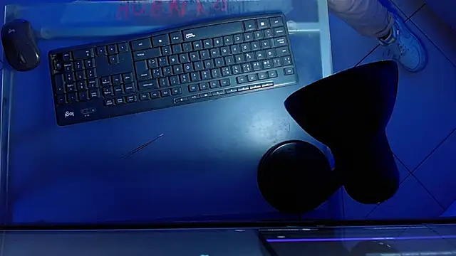 Snapshot of clark_kent_ chatting on March 23, 8:13 pm clark kent online show from March 23, 8:13 pm