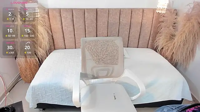 Snapshot of ariasoo_ chatting on March 28, 12:05 pm ariasoo online show from March 28, 12:05 pm