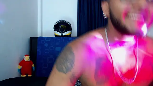 Snapshot of MascTyler chatting on March 25, 11:44 pm MascTyler online show from March 25, 11:44 pm