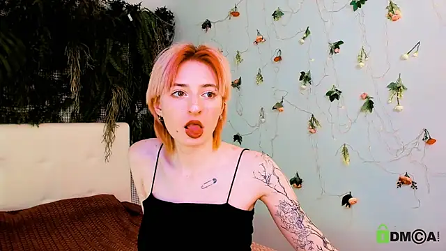 Kira  Cutie online show from May 15, 10:50 pm