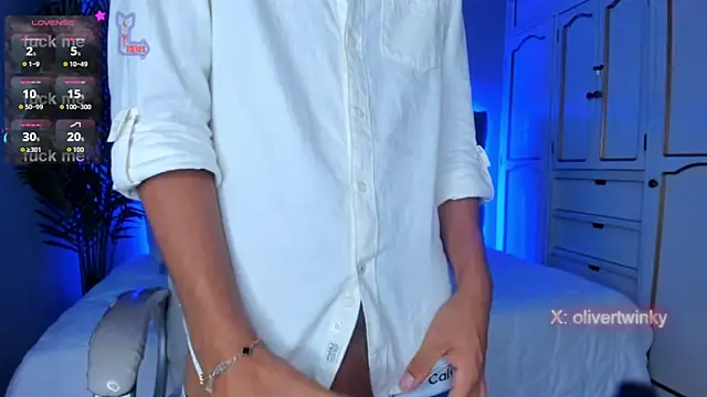 Snapshot of Oliver20__ chatting on March 21, 8:30 am Oliver20 online show from March 21, 8:30 am