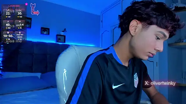 Snapshot of Oliver20__ chatting on March 22, 4:38 am Oliver20 online show from March 22, 4:38 am